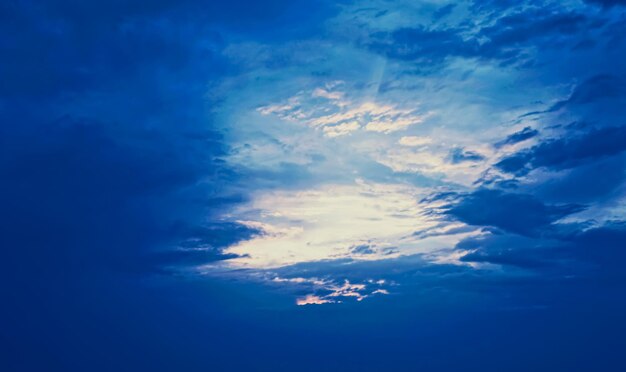 Foto cielo nublado dramático al amanecer