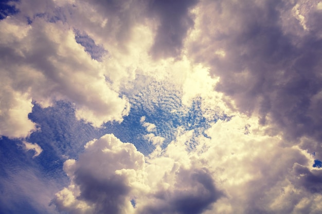 Cielo nublado dramático El sol brilla a través de las nubes