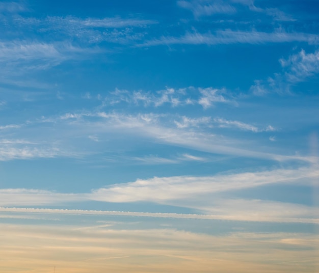 Cielo nublado con estelas de avión para el fondo