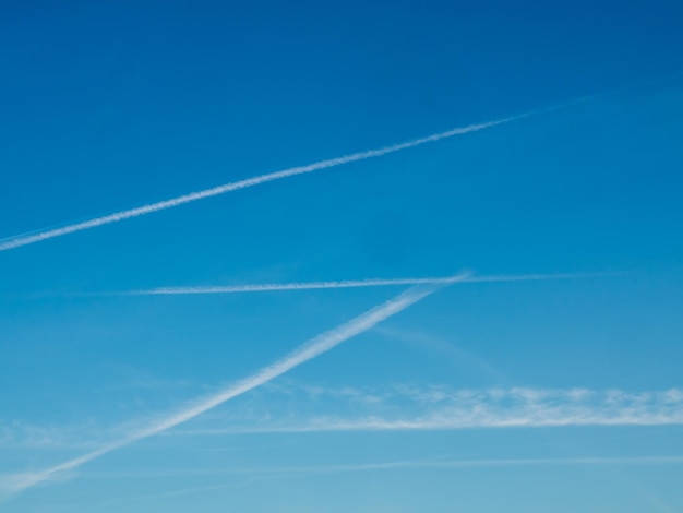 Cielo nublado con estelas de avión para el fondo