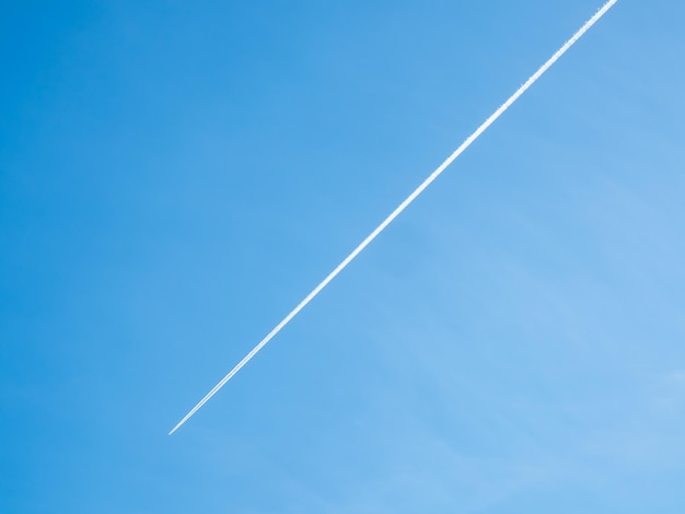 Cielo nublado con estelas de avión para el fondo