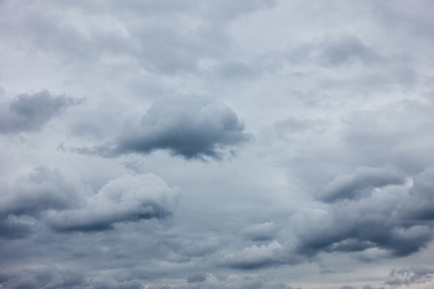 Cielo nublado gris, bahía se utilizará como fondo