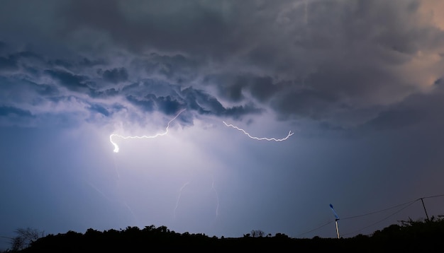 cielo nublado hay trueno relámpago