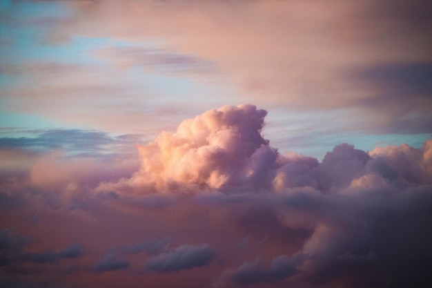 Cielo nublado durante una hermosa puesta de sol pastel por la noche para fondos de pantalla y fondos