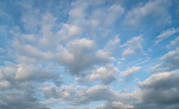 Cielo nublado a la luz del día