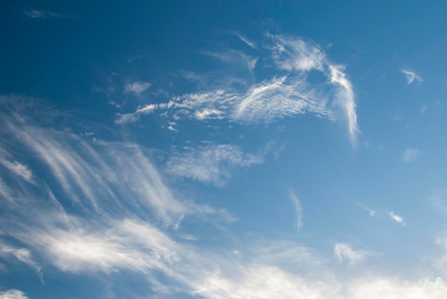 Cielo nublado a la luz del día