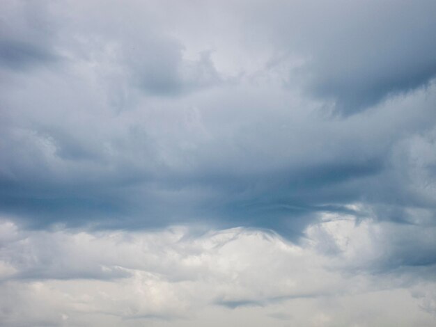 Cielo nublado a la luz del día