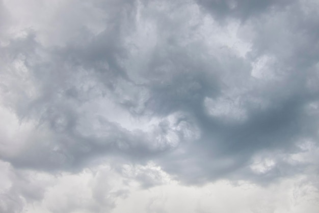 Cielo nublado a la luz del día