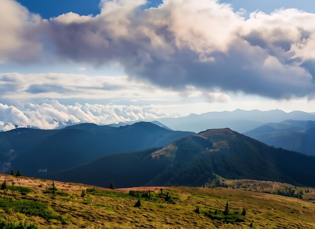 Cielo nublado majestuosas montañas de los Cárpatos hermoso paisaje impresionante vista