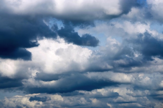 El cielo nublado con nubes tormentosas oscuras para fondos naturales abstractos