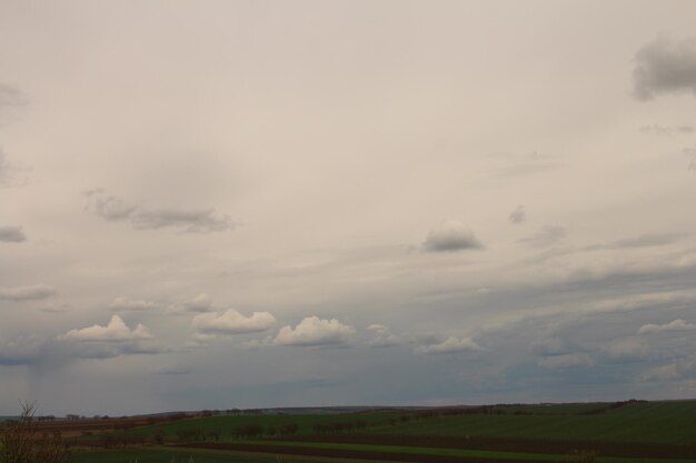 un cielo nublado con unas pocas nubes en él