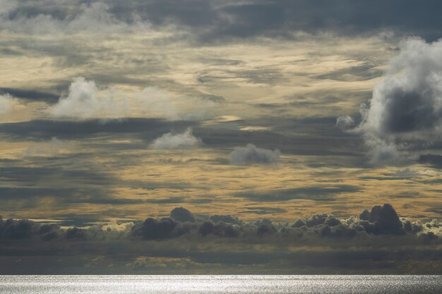 Cielo nublado durante la puesta de sol y agua de mar en la isla de Zanzíbar, Tanzania, África Oriental