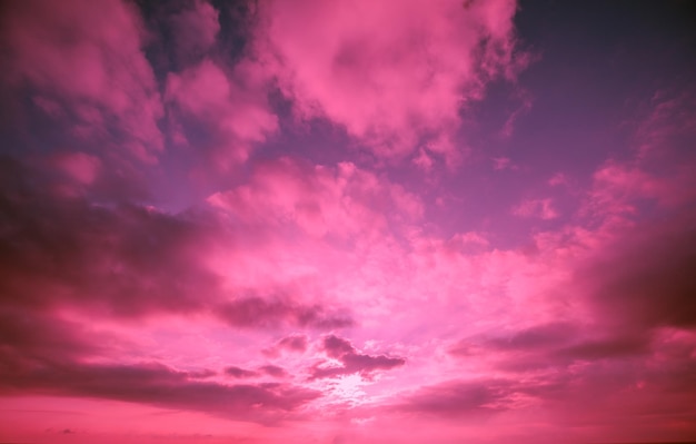 Cielo nublado púrpura al atardecer Textura del cielo Fondo de naturaleza abstracta