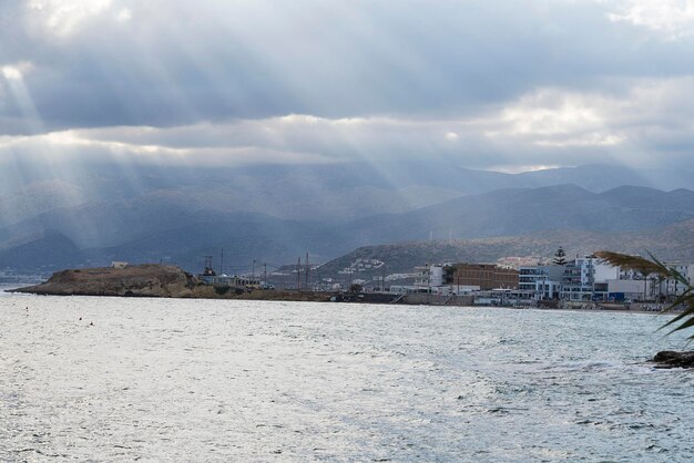 Cielo nublado con rayos de sol