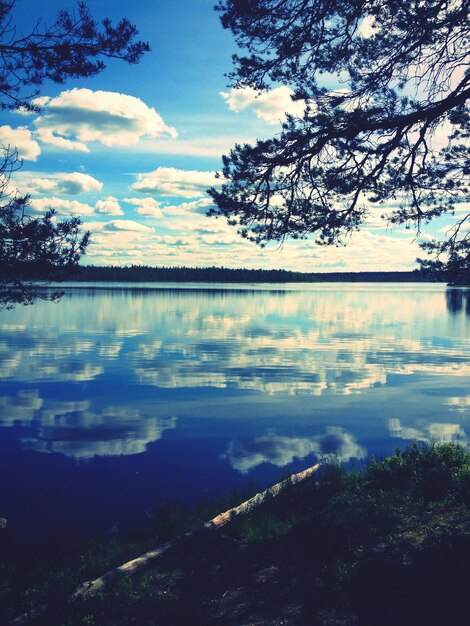 Foto el cielo nublado se refleja en el lago