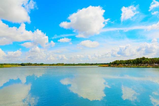 Cielo nublado reflejado en un estanque en Cerdeña Italia