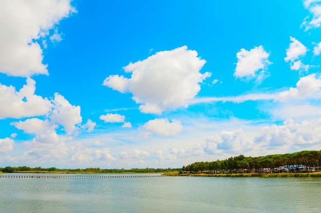 Cielo nublado sobre la laguna de Calik en Alghero Italia