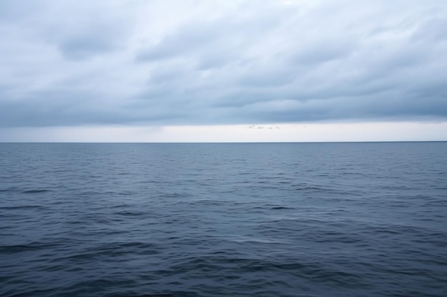 Cielo nublado sobre un mar abierto