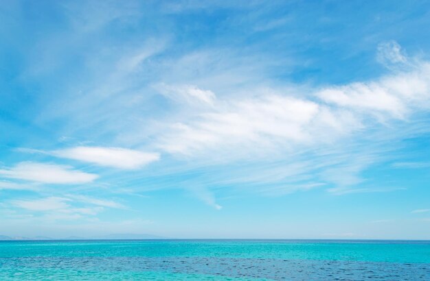 Cielo nublado sobre un mar turquesa