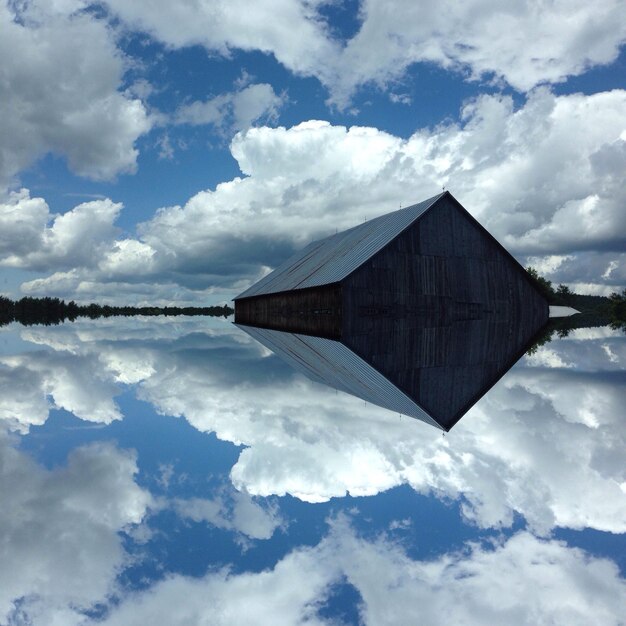 Foto cielo nublado sobre el mar