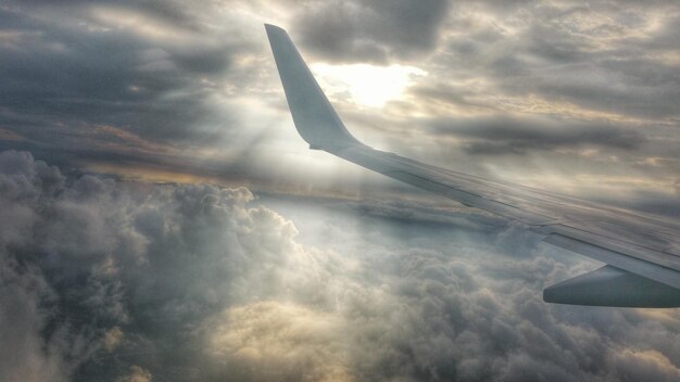 Foto cielo nublado sobre el paisaje