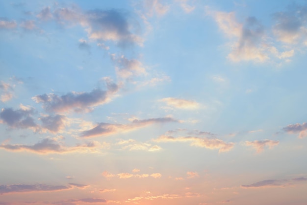 Foto cielo nublado sobre la puesta de sol