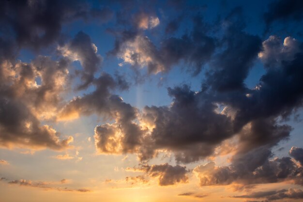 Cielo nublado con el sol al amanecer temprano en la mañana