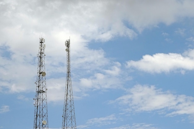 Cielo nublado y transmisores de estación base de teléfono de estación base de teléfono