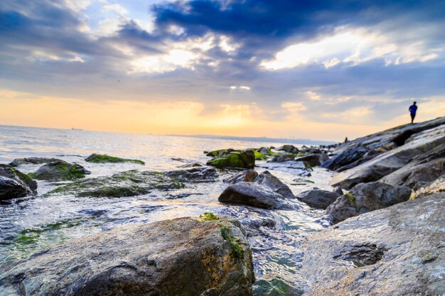 Cielo nublado vacío de oand rocas cubiertas de musgo