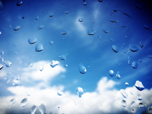 Foto cielo nublado visto a través de vidrio húmedo durante el monzón