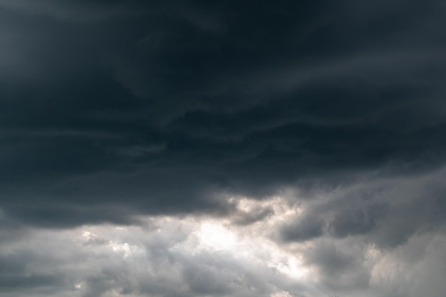 Cielo oscuro antes de fuertes lluvias