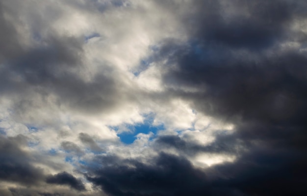 Cielo oscuro antes de la tormenta