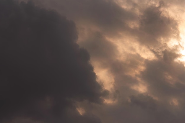 Cielo oscuro El cielo durante la temporada de lluvias Nubes negras de tormenta fondo de día lluvioso