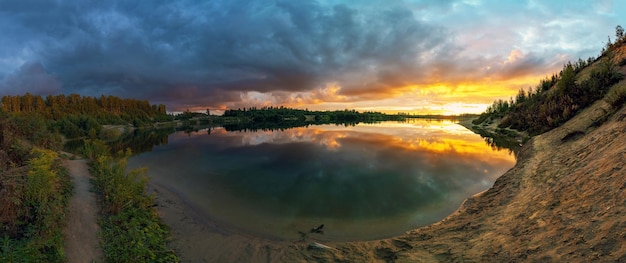 El cielo oscuro con lagunas al atardecer se refleja en el lago