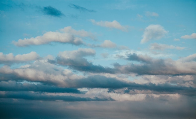 Cielo oscuro y una nube negra afilada antes de la lluvia