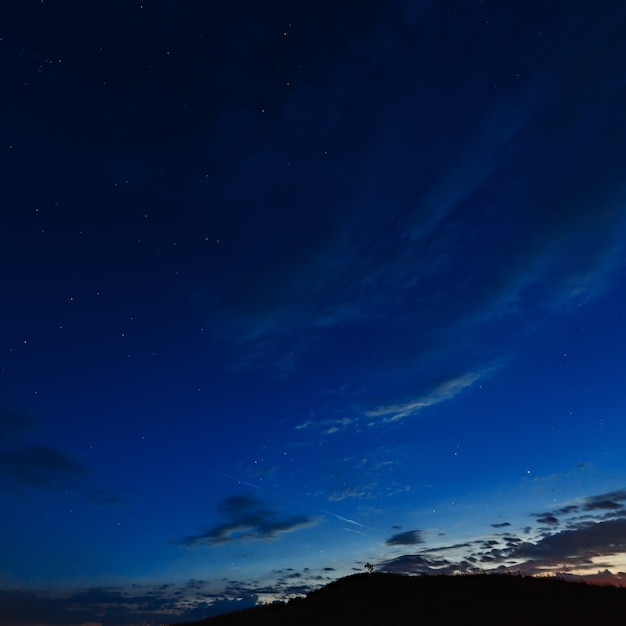 Cielo oscuro con nubes después del atardecer.