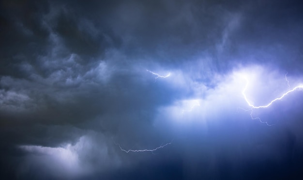 Cielo oscuro y nubes con relámpagos