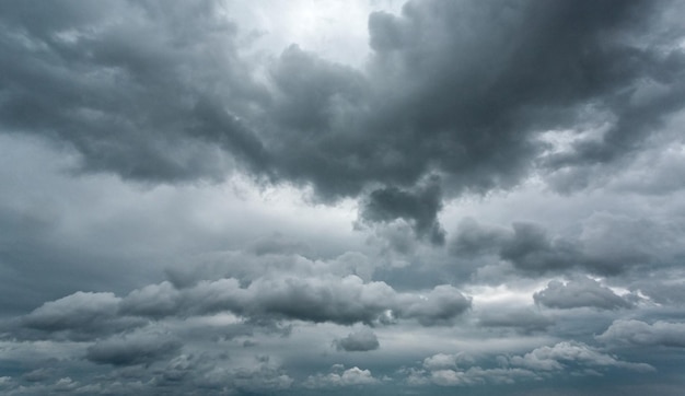 Cielo oscuro con nubes de tormenta