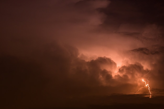 Cielo oscuro con relámpagos.