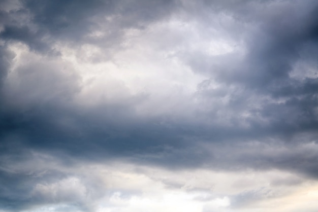 Cielo oscuro y sombrío antes de la lluvia