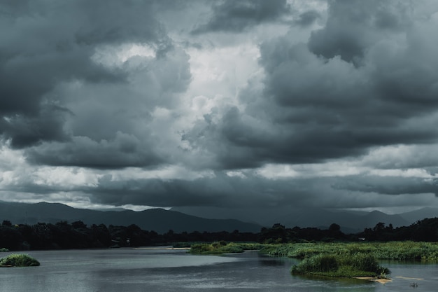 Cielo oscuro tormenta nublado río vista del paisaje