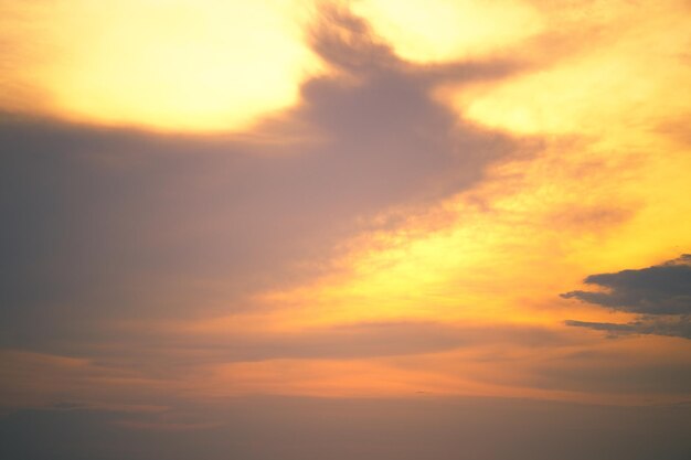 Cielo panorámico de amanecer o atardecer con nubes de colores suaves Colores naranja y amarillo Puesta de sol