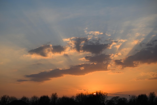 Cielo panorámico del atardecer con nubes coloridas y panorama solar real