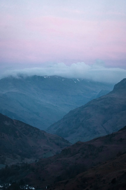 Cielo pastel en Loughrigg Fell, Lake District en Inglaterra