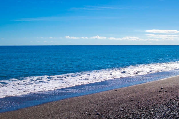 Cielo perfecto y agua del mar Tirreno en Calabria, sur de Italia