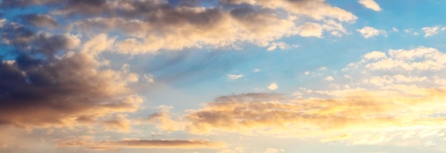 Cielo pintoresco con nubes esponjosas al atardecer panorama