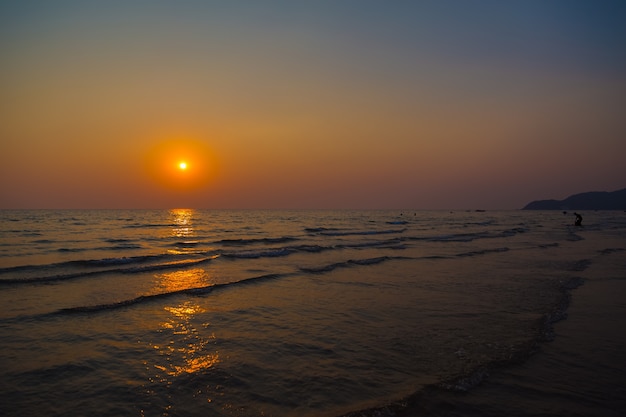 Cielo y playa antes del fondo del atardecer