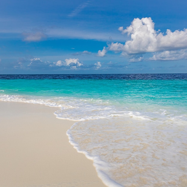 Cielo de playa de energía positiva, paisaje natural relajante. Patrón tropical, mediterráneo, olas del mar.