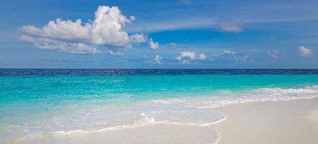 Cielo de playa de energía positiva, paisaje natural relajante. Patrón tropical, mediterráneo, olas del mar.