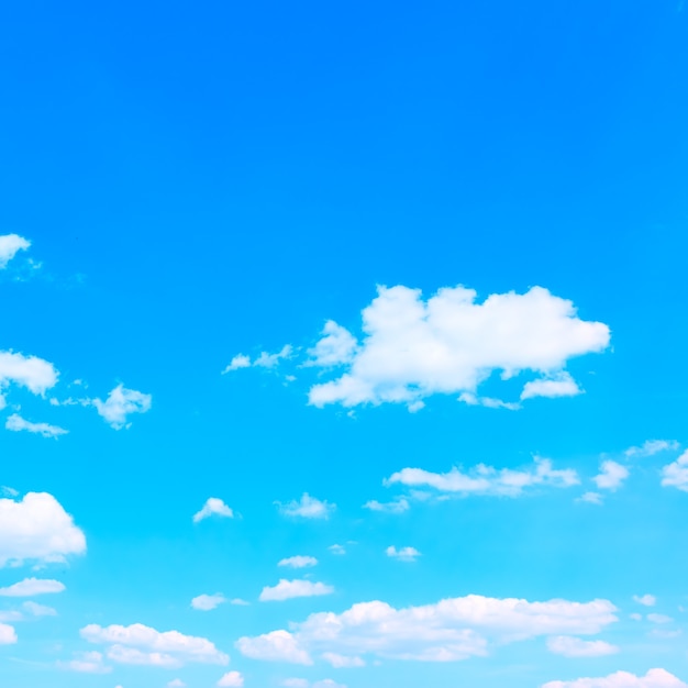 Cielo de primavera azul y nubes blancas con espacio de copia. Fondo